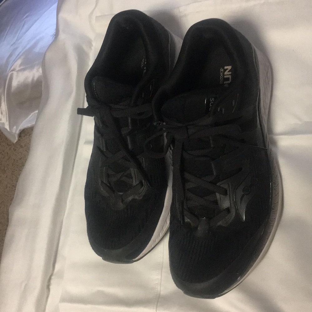 Traded‼️Black Saucony Everun running shoes! Size9